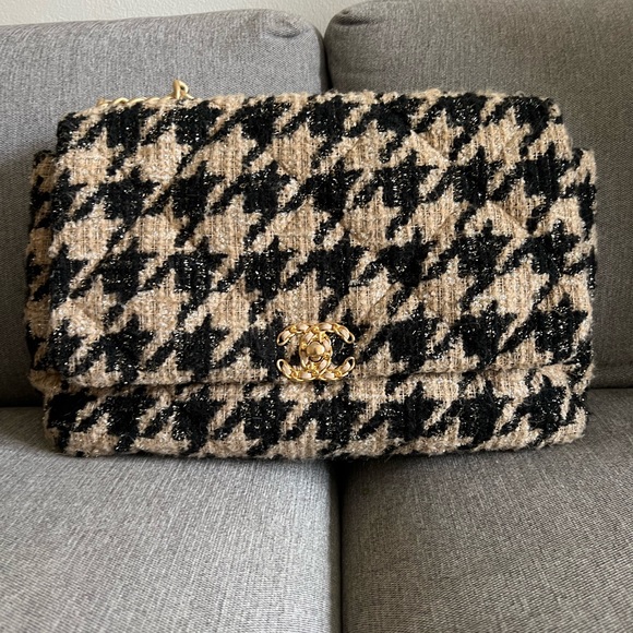 Chanel Tweed Maxi 19” Handbag - Rare Color! - Picture 3 of 12